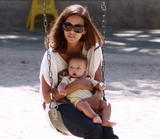 th_06210_Celebutopia-Halle_Berry_with_her_daughter_in_Beverly_Hills-07_122_1058lo.jpg