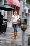 th_92534_celeb-city.eu-Kate_Hudson-enjoying_a_nice_day_in_Santa_Monica_351_122_1087lo.jpg