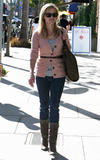 th_33914_Preppie_-_Reese_Witherspoon_leaves_Jill_Roberts_boutique_in_Beverly_Hills_-_Nov._16_2009_0109_122_122lo.jpg