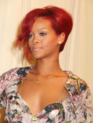 th_62406_RihannasignscopiesofRihannaRihannainNYC27.10.2010_329_122_156lo.jpg