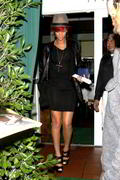 th_62150_RihannaleavingGiorgioBaldiRestaurant16.10.2010_01_122_181lo.jpg