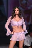 th_29351_ManuelaArcuri@RunwayPink02_123_336lo.jpg