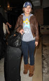 th_69851_Preppie_-_Hayden_Panettiere_arriving_at_Miami_International_Airport_-_Dec._31_2009_4170_122_403lo.jpg