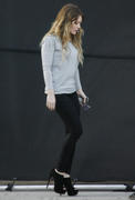http://img19.imagevenue.com/loc422/th_87179_Hilary_On_the_set_of_She_Wants_Me_in_LA53_122_422lo.jpg