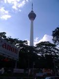 KL Tower ponuka najlepsi vyhlad na KL, bohuzial ale plateny, vzdy ale lepsie ako Petronas Towers na ktore je problem zohnat listok a beztak samotna vyhliadkova plosina na moste medzi budovami je len v polovici vysky a vyhlad je kvoli samotnym budovam len do 2 smerov, takze tam nema ani zmysel chodit