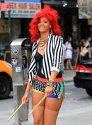 th_13964_Rihanna_shoots_Whats_My_Name_in_NYC_26_122_490lo.jpg
