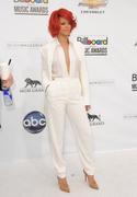th_40301_Rihanna2011BillboardMusicAwardsArrival22.5.2011_56_122_498lo.jpg