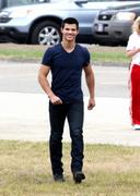 http://img19.imagevenue.com/loc57/th_00926_Taylor_Lautner_on_the_set_of_his_new_movie1_122_57lo.jpg