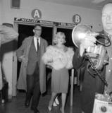 th_54662_MarilynMonroe_ArrivalInLAForFilmingLetsMakeLove_Nov-02-1959_04_122_578lo.jpg