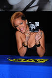th_98299_celebrity-paradise.com_Rihanna_Best_0107_123_61lo.jpg
