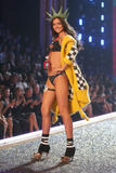 th_08990_fashiongallery_VSShow08_Show-290_122_957lo.jpg