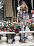 th_89038_HeidiKlum_EnjoyingadayoutatTheGroveinWestHollywoodMarch192011_By_oTTo19_122_97lo.jpg
