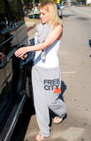 http://img19.imagevenue.com/loc1013/th_03988_Celebutopia-Hilary_Duff_leaving_pilates_class_in_Toluca_Lake-14_122_1013lo.JPG