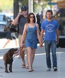 http://img19.imagevenue.com/loc1024/th_77161_Anne_Hathaway_2009-04-24_-_Out_with_dog_in_NYC_887_122_1024lo.jpg