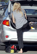 http://img19.imagevenue.com/loc386/th_02039_Amanda_Seyfried_and_Shiloh_Fernandez_at_a_gym_in_Vancouver7_122_386lo.jpg