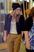 http://img19.imagevenue.com/loc72/th_08413_Hilary_Shopping_at_Neiman_Marcus12_122_72lo.jpg